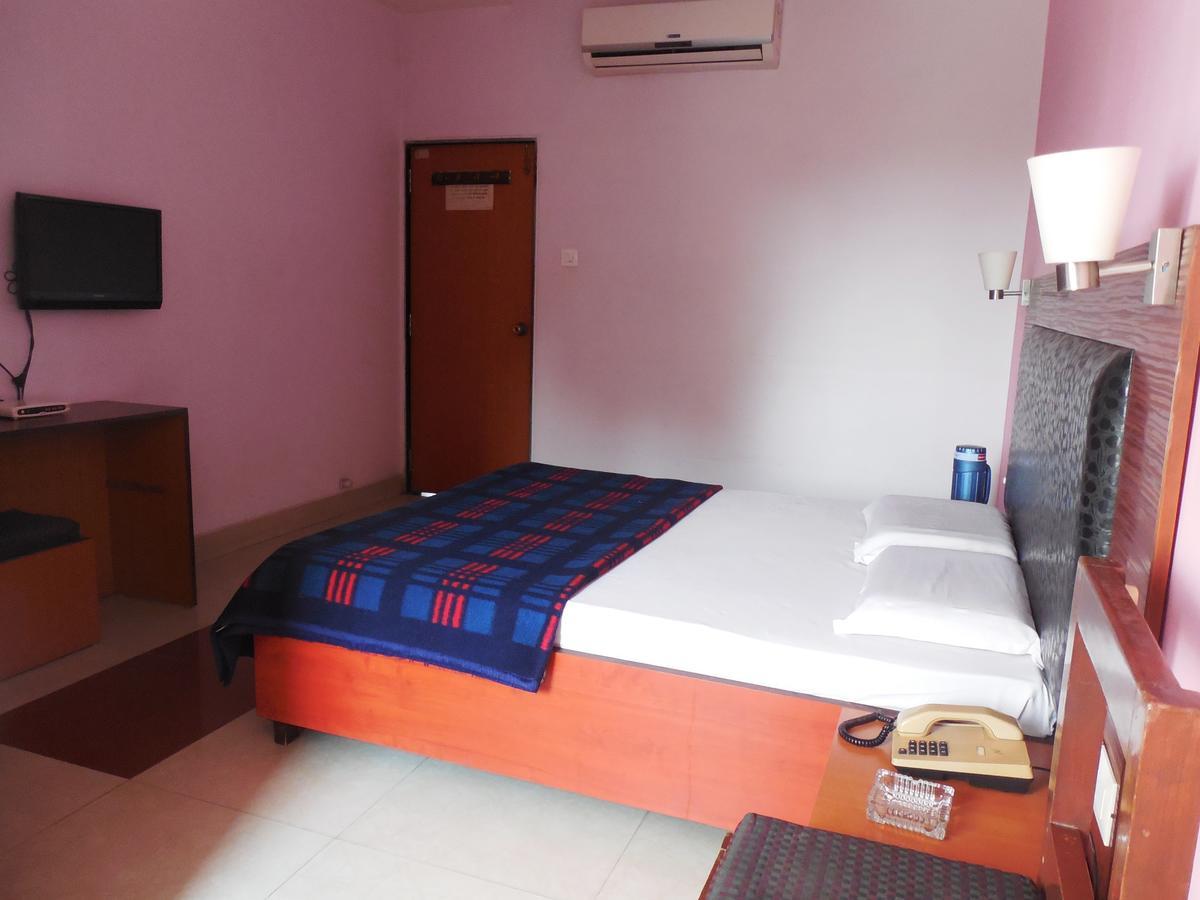Hotel Silver Springs Ahmedabad Buitenkant foto