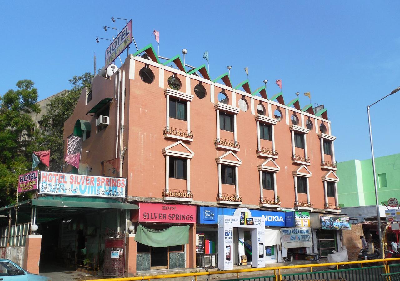 Hotel Silver Springs Ahmedabad Buitenkant foto