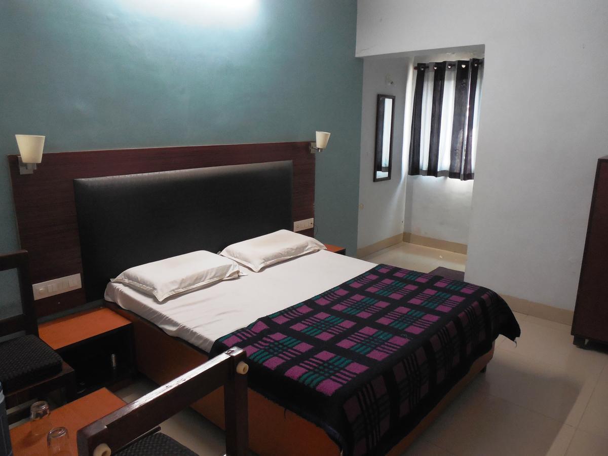 Hotel Silver Springs Ahmedabad Buitenkant foto