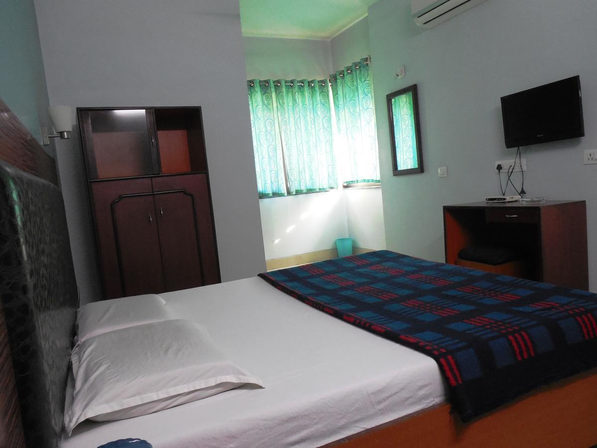 Hotel Silver Springs Ahmedabad Buitenkant foto