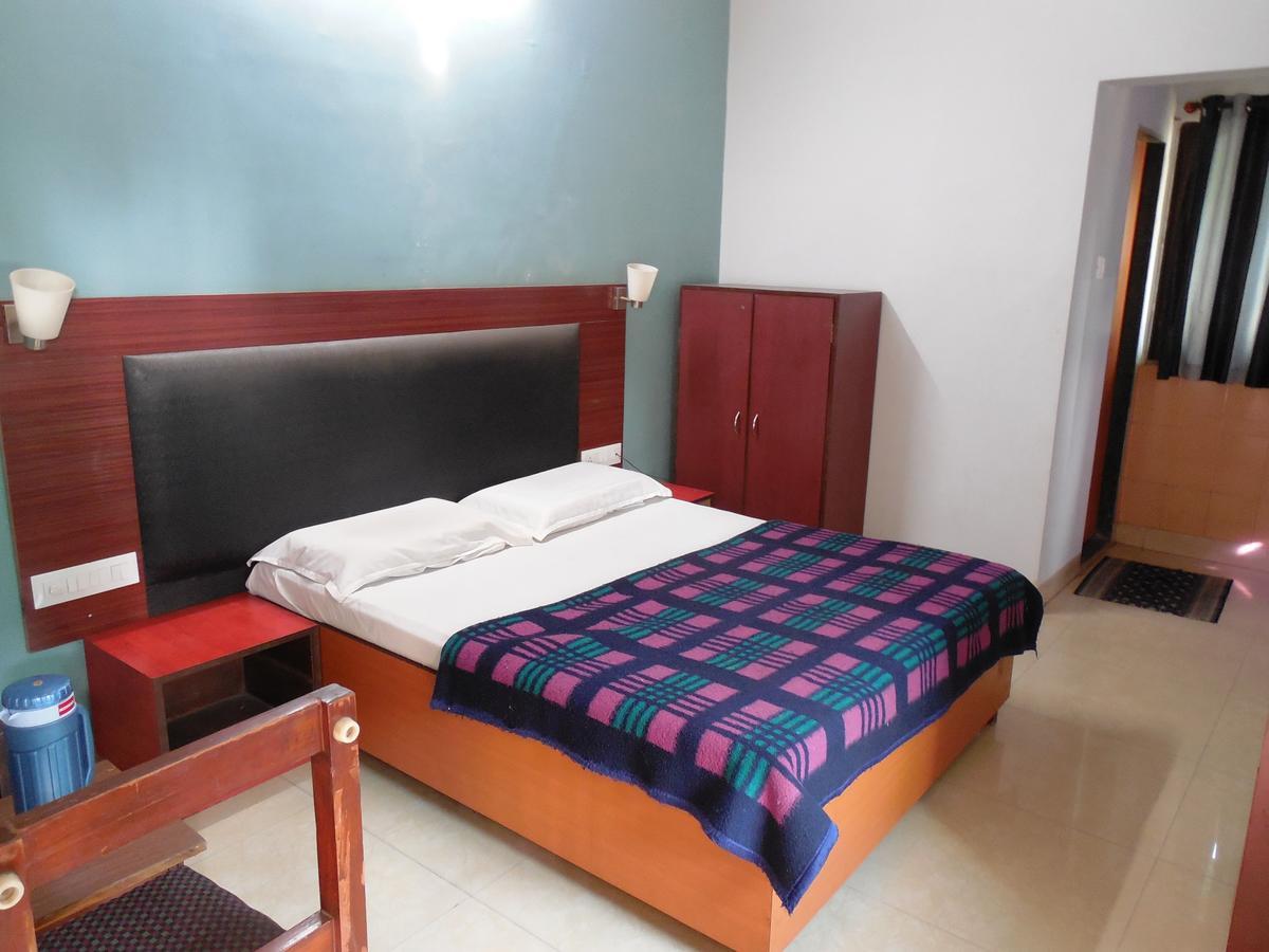Hotel Silver Springs Ahmedabad Buitenkant foto