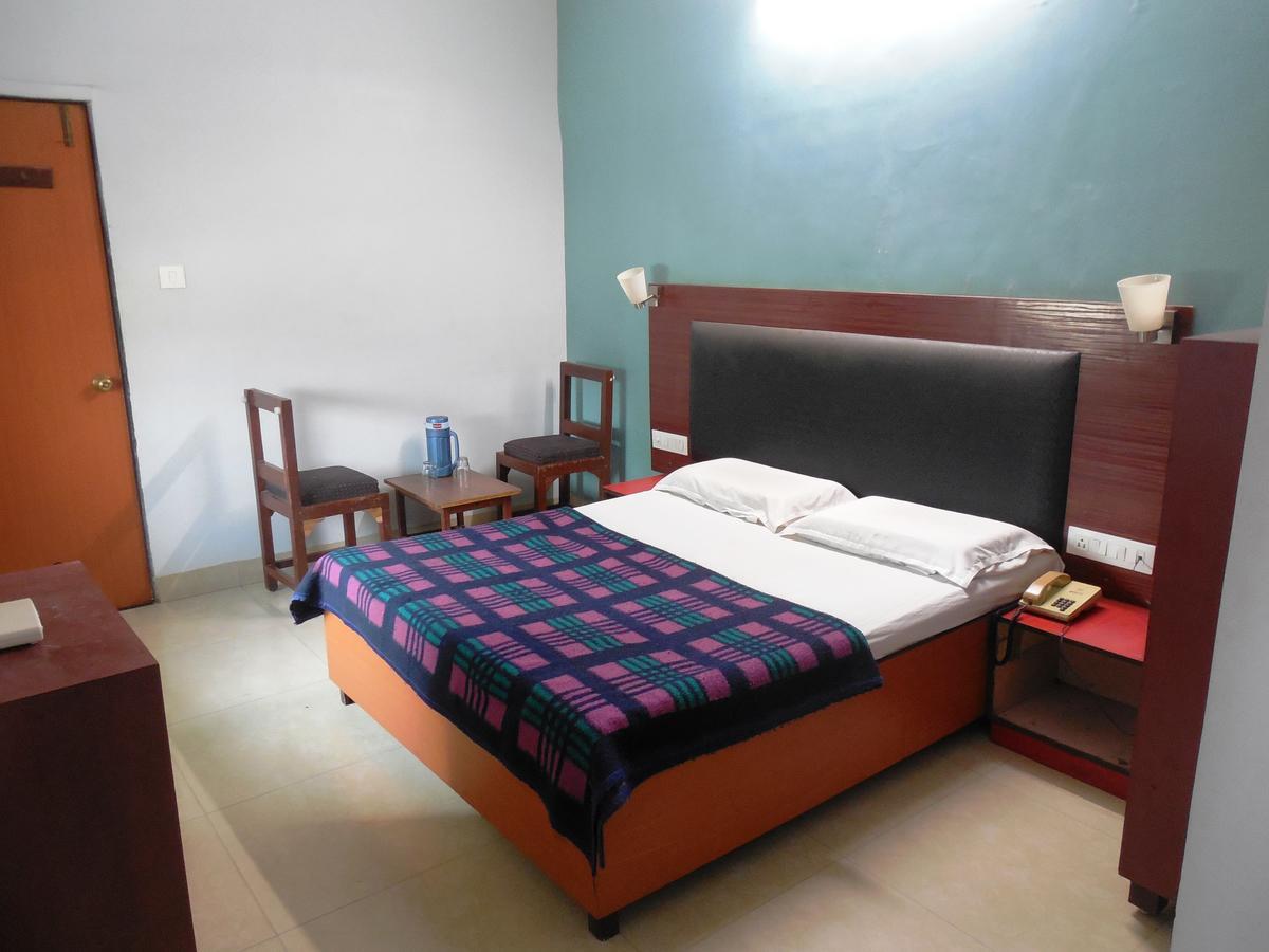 Hotel Silver Springs Ahmedabad Buitenkant foto