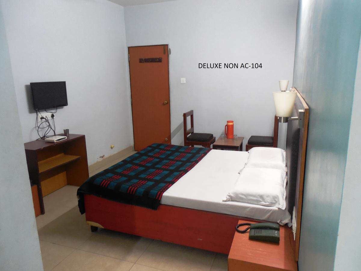 Hotel Silver Springs Ahmedabad Buitenkant foto