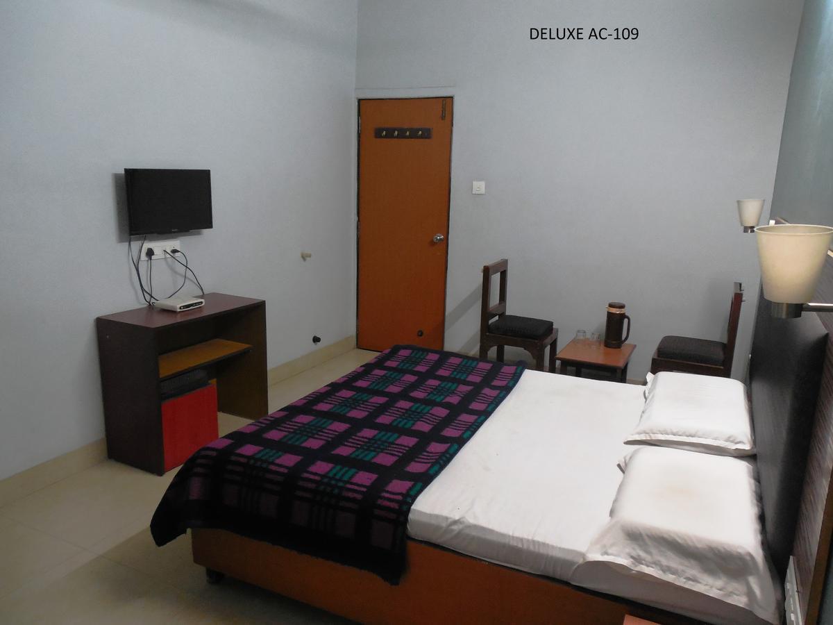 Hotel Silver Springs Ahmedabad Buitenkant foto
