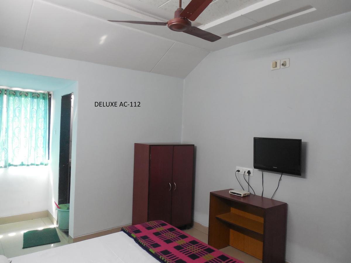 Hotel Silver Springs Ahmedabad Buitenkant foto