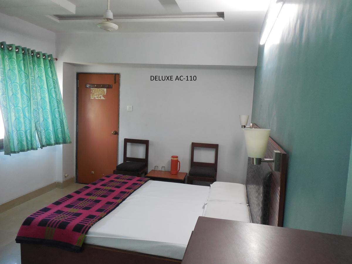 Hotel Silver Springs Ahmedabad Buitenkant foto