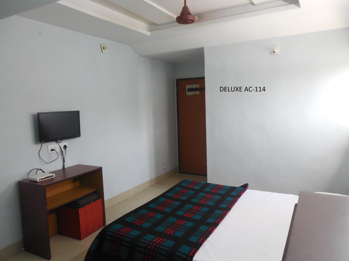 Hotel Silver Springs Ahmedabad Buitenkant foto