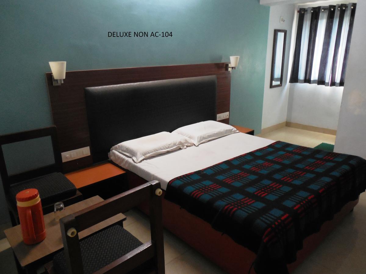 Hotel Silver Springs Ahmedabad Buitenkant foto