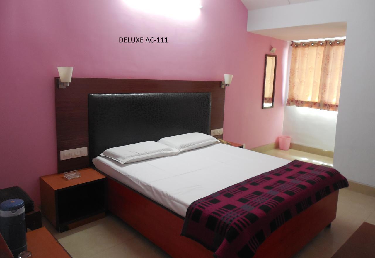 Hotel Silver Springs Ahmedabad Buitenkant foto
