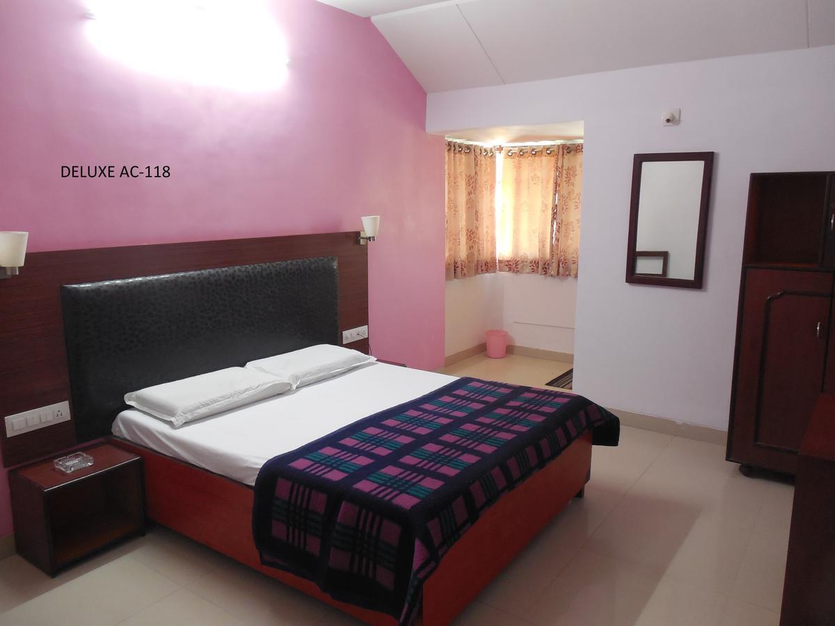 Hotel Silver Springs Ahmedabad Buitenkant foto