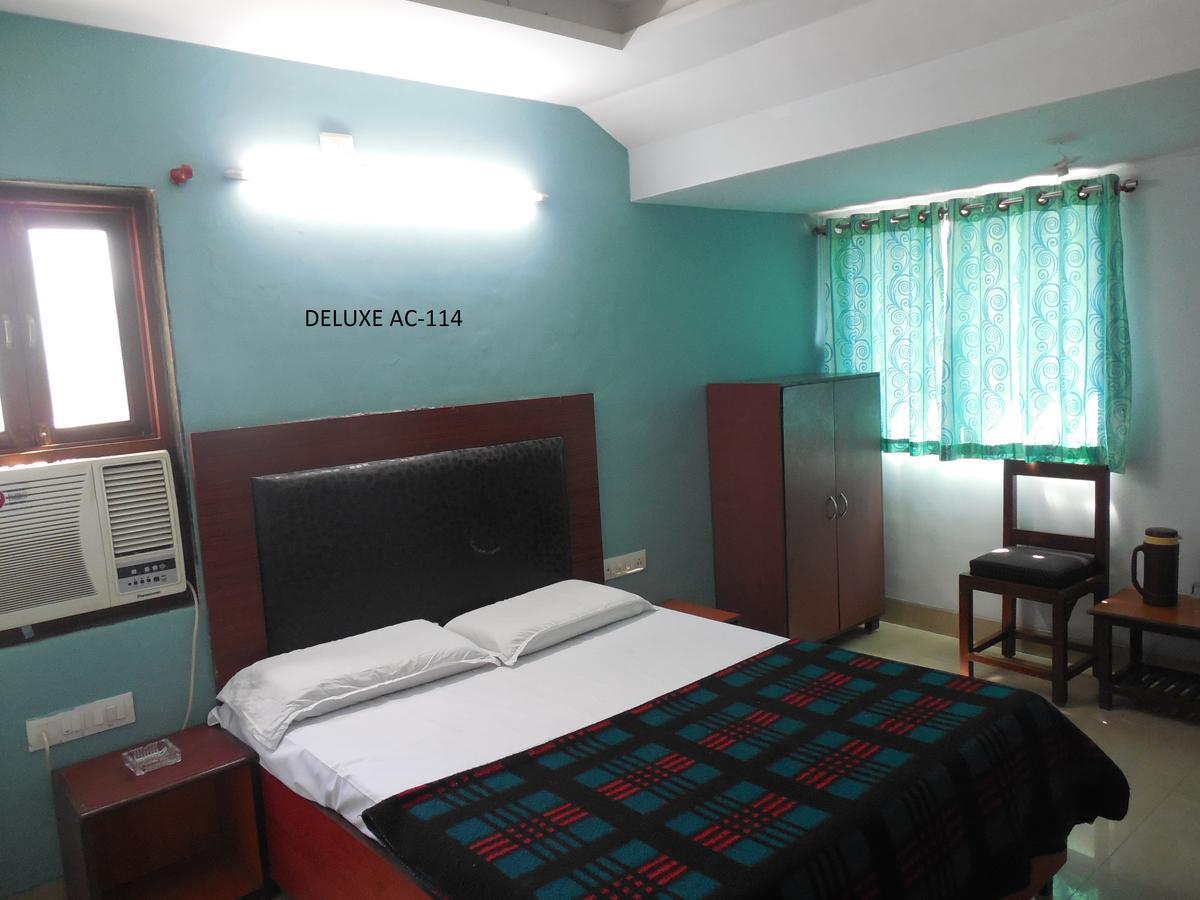 Hotel Silver Springs Ahmedabad Buitenkant foto