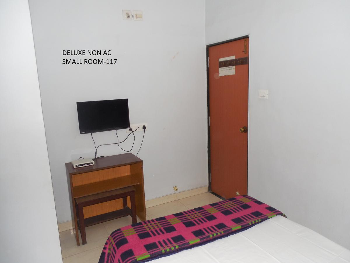 Hotel Silver Springs Ahmedabad Buitenkant foto
