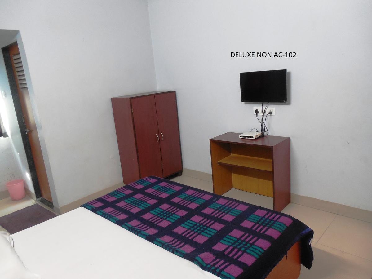 Hotel Silver Springs Ahmedabad Buitenkant foto