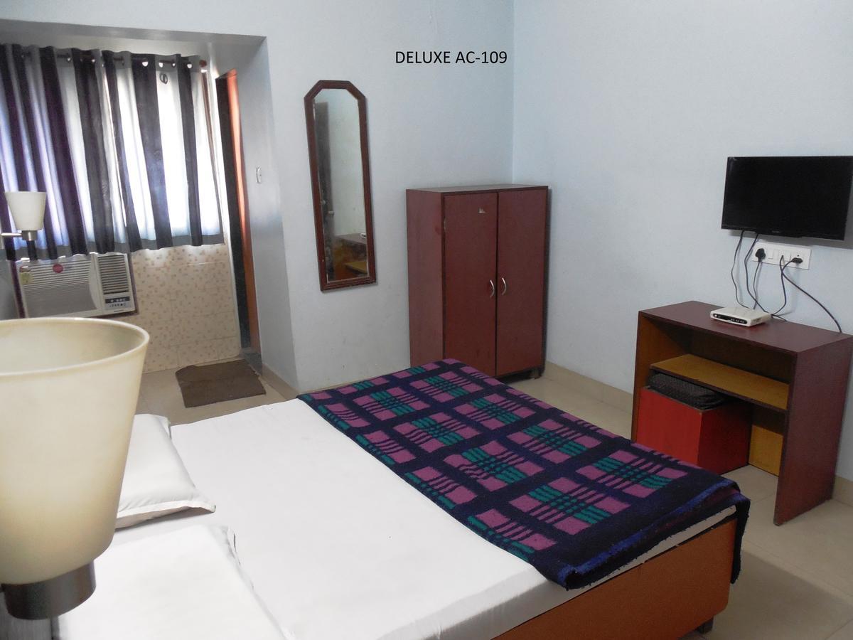 Hotel Silver Springs Ahmedabad Buitenkant foto