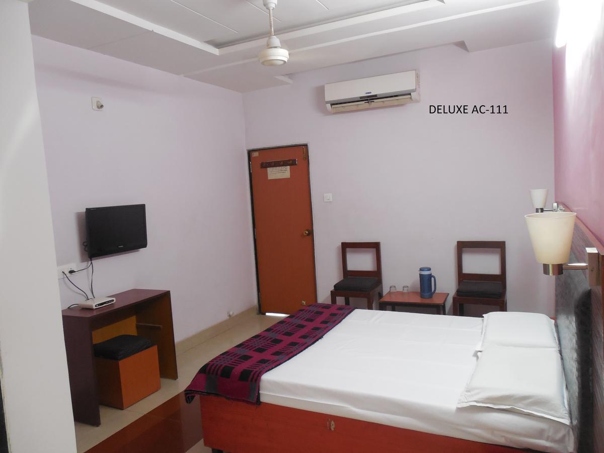 Hotel Silver Springs Ahmedabad Buitenkant foto
