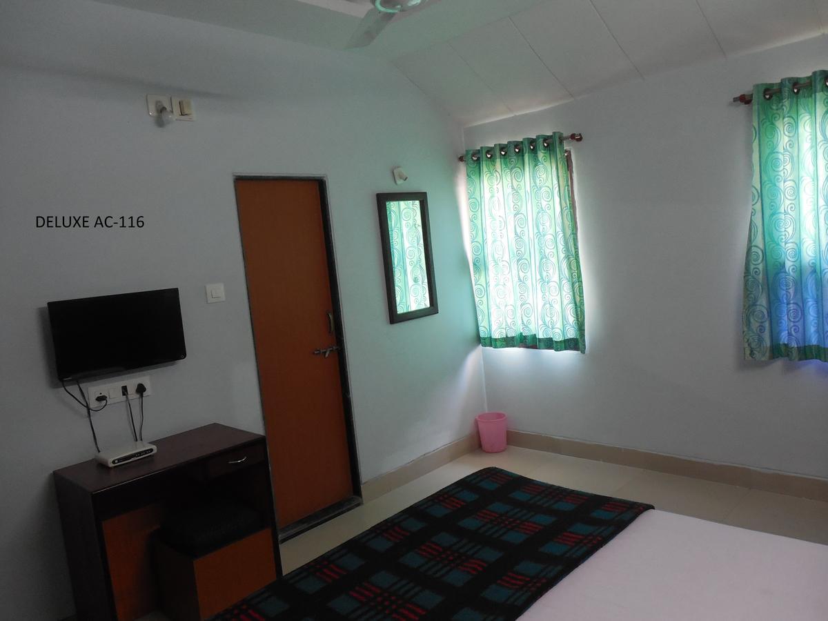 Hotel Silver Springs Ahmedabad Buitenkant foto
