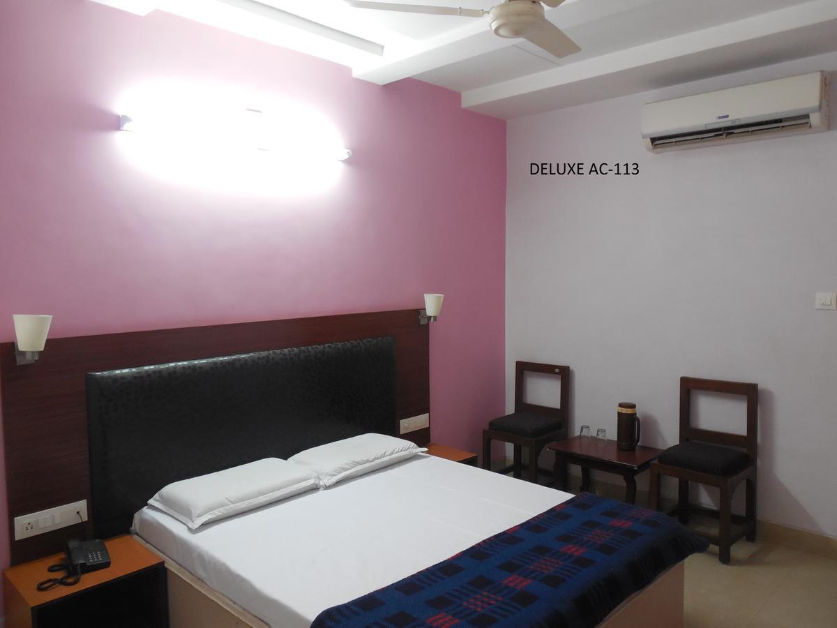 Hotel Silver Springs Ahmedabad Buitenkant foto