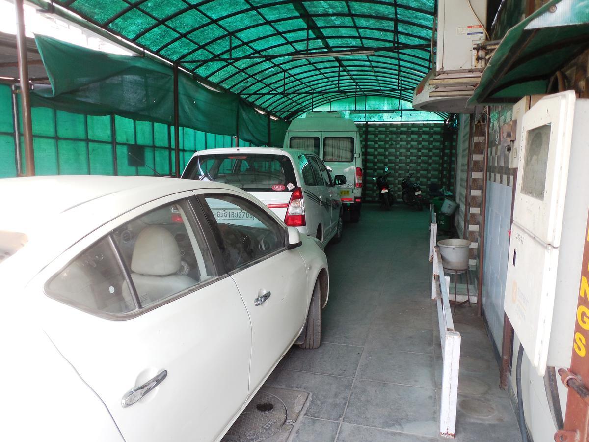 Hotel Silver Springs Ahmedabad Buitenkant foto
