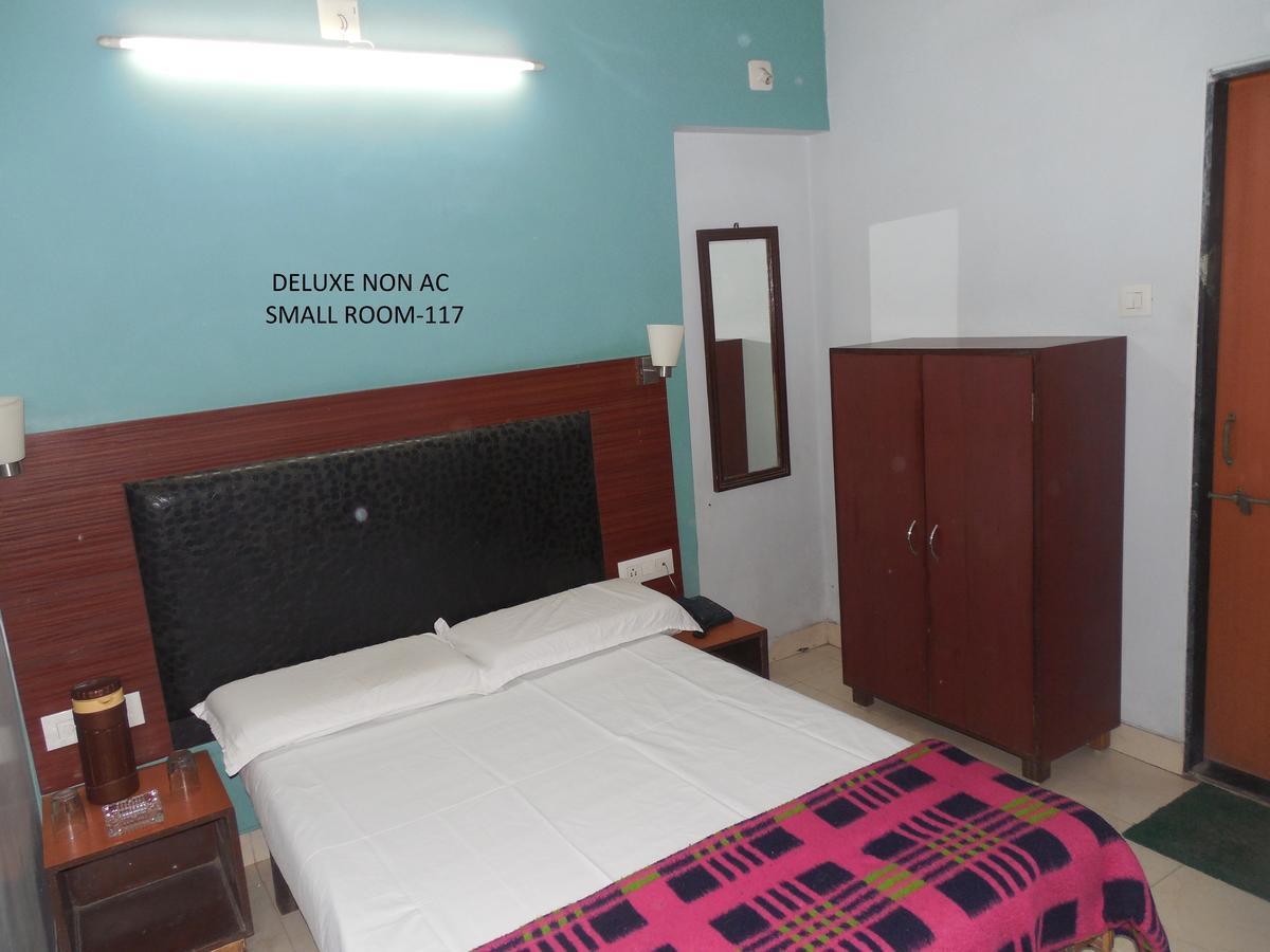 Hotel Silver Springs Ahmedabad Buitenkant foto
