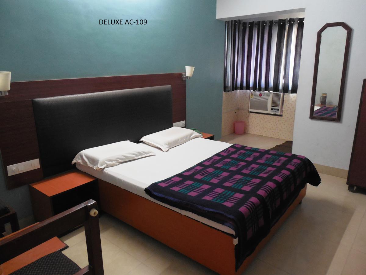 Hotel Silver Springs Ahmedabad Buitenkant foto