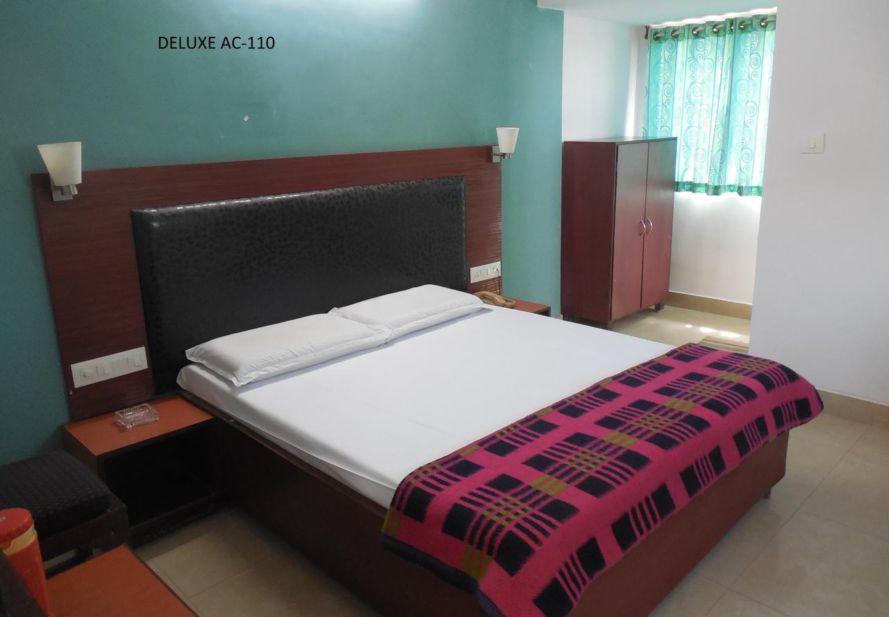 Hotel Silver Springs Ahmedabad Buitenkant foto