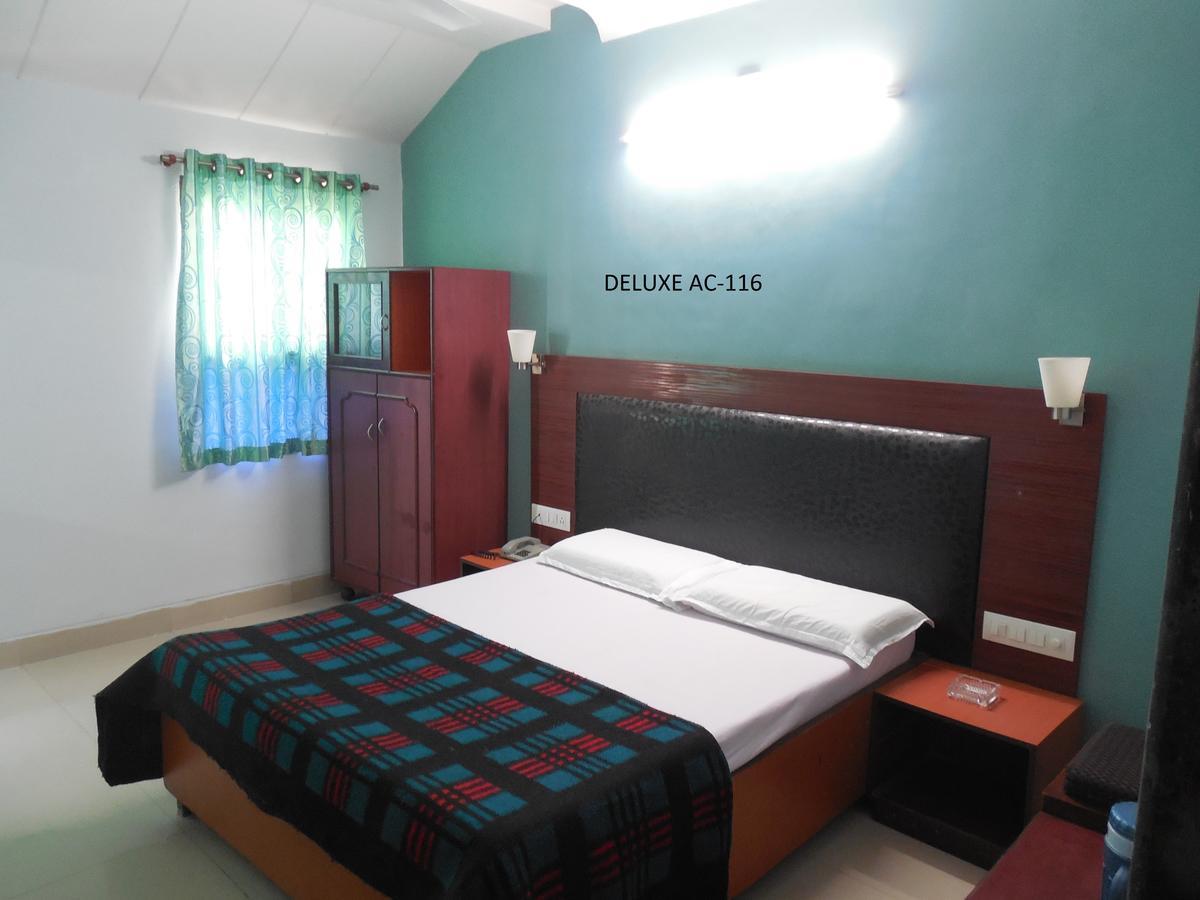 Hotel Silver Springs Ahmedabad Buitenkant foto