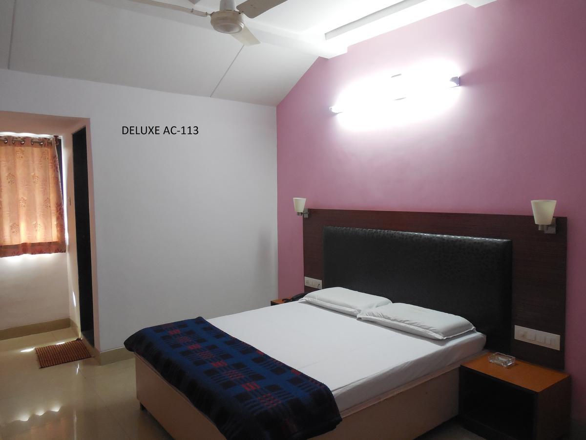 Hotel Silver Springs Ahmedabad Buitenkant foto