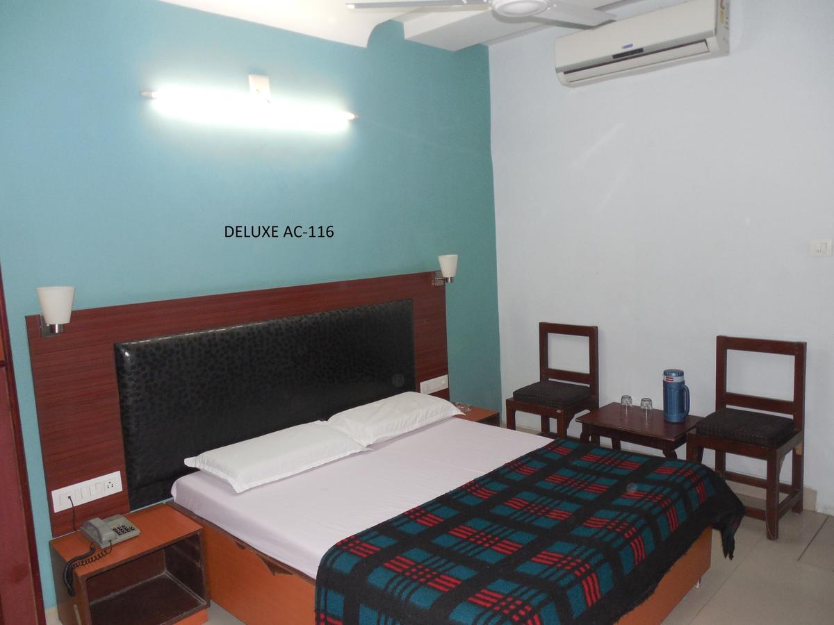 Hotel Silver Springs Ahmedabad Buitenkant foto